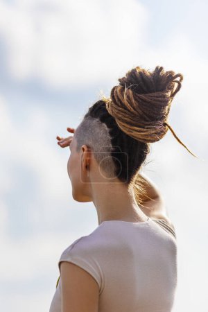 Foto de Hermosa chica con rastas en un día soleado. Tendencias de los millennials y hipsters - Imagen libre de derechos