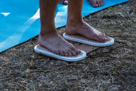 Téléchargez les photos : Pieds sur ongles tranchants panneau sadhu. Exercice de méditation Yoga - en image libre de droit