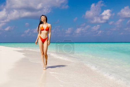 Foto de Joven rastas mujer en bikini posa sobre el fondo del mar. Playa tropical de verano. Descanse en una isla tropical - Imagen libre de derechos