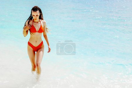 Téléchargez les photos : Jeune belle dreadlocks modèle asiatique debout sur la plage en bikini. Voyage à la plage. Vacances d'été sur la plage. Paysage marin parfait - en image libre de droit