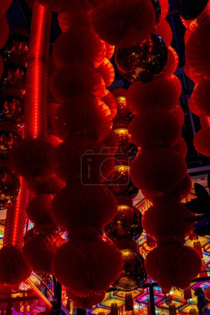 Téléchargez les photos : Lanternes chinoises pendant le festival du nouvel an. Vieille ville. Bonne année chinoise - en image libre de droit