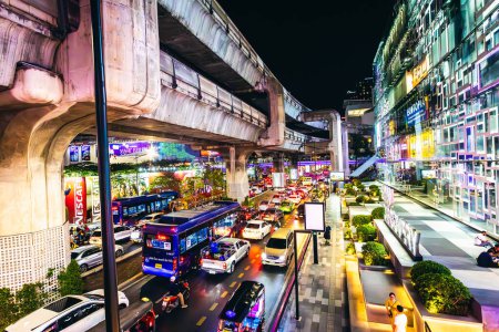 Foto de Tailandia, Bangkok - 25 de febrero. 2024 : Bangkok traffic rush hours. Luces nocturnas. Atasco de tráfico típico - Imagen libre de derechos