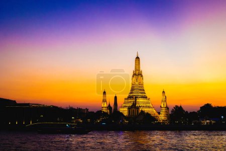 Téléchargez les photos : Wat Arun, Bangkok, Thaïlande. Lieu religieux bouddhiste. Vue de nuit du temple Wat Arun - en image libre de droit