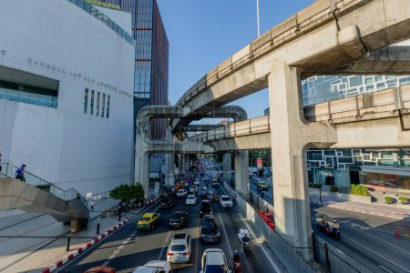 Foto de Bangkok-Tailandia 25 de febrero de 2024: Atasco de tráfico en la calle Bangkok. Horas pico. Paisaje urbano durante el día - Imagen libre de derechos