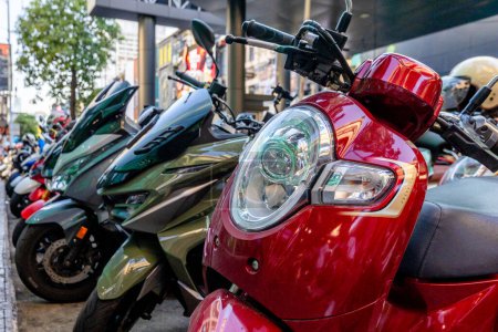 Foto de Moto, moto scooters estacionados en línea. Aparcamiento en la calle - Imagen libre de derechos