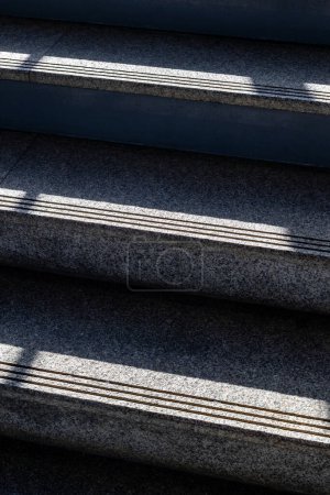 Escalier en béton gris dans la rue ensoleillée. Escalier en pierre
