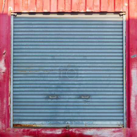 Foto de Vehículo rodillo textura puerta. Fondo del obturador de la puerta corredera. Textura de chapa galvanizada - Imagen libre de derechos