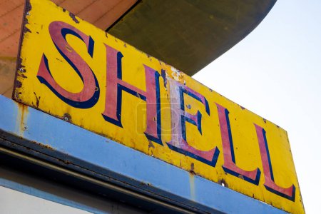 Téléchargez les photos : BANGKOK, THAÏLANDE - 4 mars 2024 : Vintage Shell signe la station-service. Société multinationale pétrolière et gazière - en image libre de droit