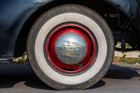 Téléchargez les photos : BANGKOK, THAÏLANDE - 4 mars 2024 : Roue de pneus Chevrolet à l'ancienne. Camion Vintage - en image libre de droit