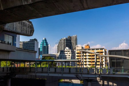 Foto de Vista urbana en las calles Bangkok. Arquitectura de capital asiática - Imagen libre de derechos