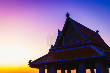 Foto de Parte del techo tradicional de un templo en Tailandia. Decoración de estilo tailandés en el techo - Imagen libre de derechos