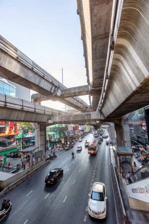 Téléchargez les photos : Bangkok-Thaïlande 25 février 2024 : embouteillage sur la rue Bangkok. Heures de pointe. Paysage urbain en journée - en image libre de droit