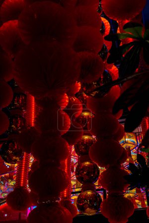 Téléchargez les photos : Lanternes chinoises pendant le festival du nouvel an. Vieille ville. Bonne année chinoise - en image libre de droit