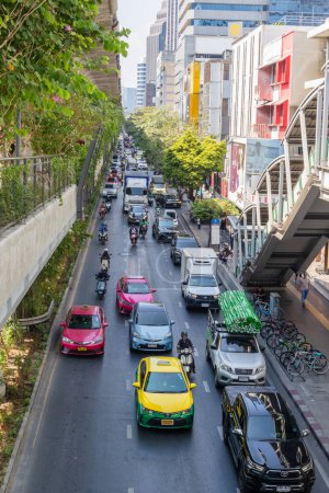 Téléchargez les photos : Bangkok-Thaïlande 25 février 2024 : embouteillage sur la rue Bangkok. Heures de pointe. Paysage urbain en journée - en image libre de droit