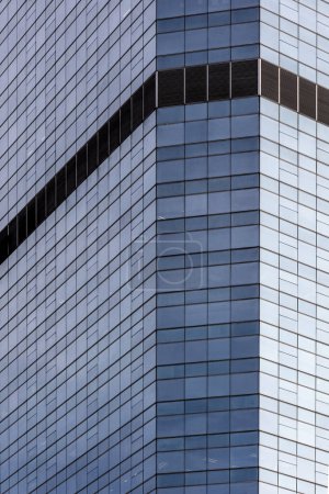 Téléchargez les photos : Moderne immeuble de bureaux extérieur. Fenêtres en verre abstraites. Bâtiment moderne en verre. Façade architecture - en image libre de droit