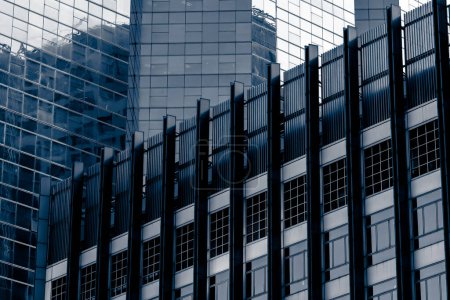 Foto de Rascacielos con ventanas abstractas. Fachada de arquitectura moderna. Concepto empresarial - Imagen libre de derechos