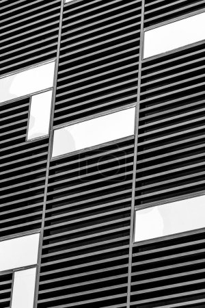 Foto de Elementos modernos en la arquitectura contemporánea. Fachada de un moderno edificio de apartamentos - Imagen libre de derechos
