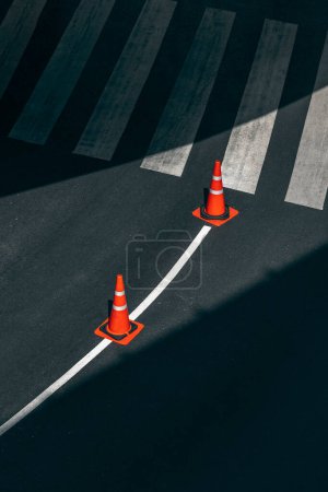 Téléchargez les photos : Autoroute avec cônes de travail. Passage piéton. cônes de circulation routière sur l'asphalte - en image libre de droit
