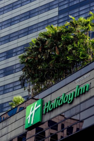 Bangkok, Tailandia - 26.03.2024: Holiday Inn señalización en un edificio. Empresa de cadena americana de hostelería