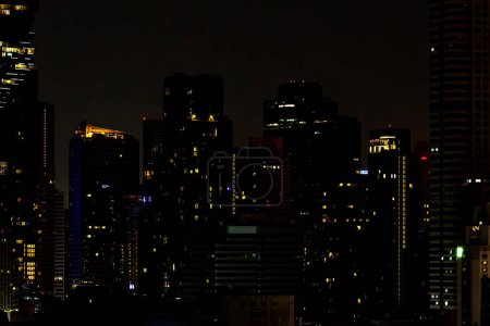 Téléchargez les photos : Vue de nuit des grands phares de la ville. Paysage urbain de Metropolis - en image libre de droit