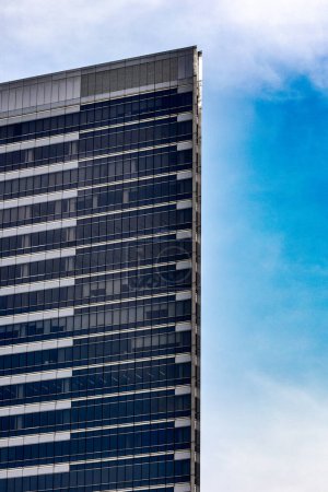 Foto de Rascacielos con ventanas abstractas. Fachada de arquitectura moderna. Concepto empresarial - Imagen libre de derechos