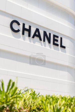 Téléchargez les photos : Bangkok, Thaïlande - 11 avril 2024 : Panneau de magasin Chanel. Marque de luxe - en image libre de droit
