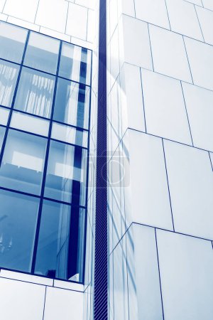 Téléchargez les photos : Architecture moderne détails fond avec métal et verre. Centre commercial, immeuble de bureaux ou serre - en image libre de droit