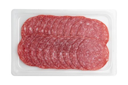 Téléchargez les photos : Tranches de saucisse de salami isolées sur fond blanc, tranches de saucisse en emballage plastique - en image libre de droit