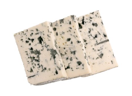 queso de molde azul aislado sobre fondo blanco con camino de recorte, tres trozos de queso con molde