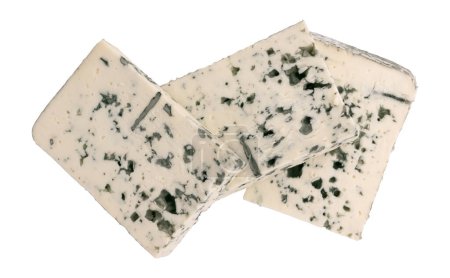 Blauschimmelkäse isoliert auf weißem Hintergrund mit Schneideweg, drei Käsestücke mit Schimmel