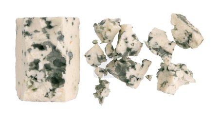 queso azul danés aislado sobre fondo blanco con camino de recorte, trozos de queso con molde azul