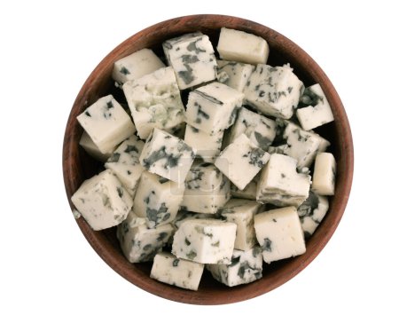 tazón de madera de queso azul aislado sobre fondo blanco con camino de recorte, trozos de queso con molde azul, vista superior