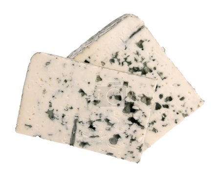 queso de molde azul aislado sobre fondo blanco con camino de recorte, tres trozos de queso con molde