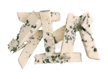 queso con molde azul aislado sobre fondo blanco con camino de recorte, trozos de queso con molde