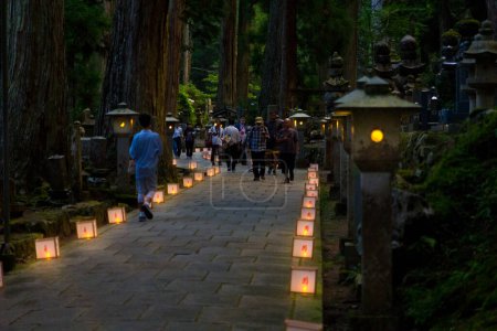 Foto de Una vista del cementerio okunoin durante el festival obon en Japón - Imagen libre de derechos