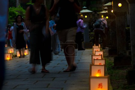 Foto de Personas caminando en el viejo cementerio okunoin duting obon festival en Japón - Imagen libre de derechos