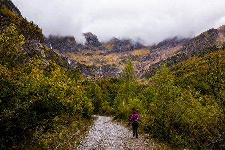 Téléchargez les photos : Young woman in autumn in Ordesa and Monte Perdido National Park, Spain - en image libre de droit