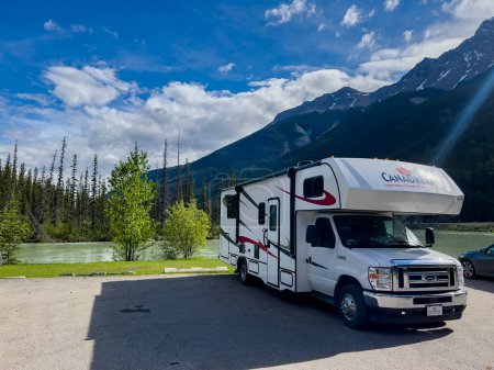 Téléchargez les photos : Banff, Canada ; Juin 2022 : Liberté nomade : Aventures en VR au milieu des Rocheuses canadiennes décor majestueux à Banff - en image libre de droit
