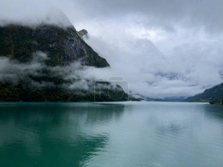 Foto de Paisaje otoñal en el valle del glaciar Briksdalbreen, al sur de Noruega. Europa. - Imagen libre de derechos