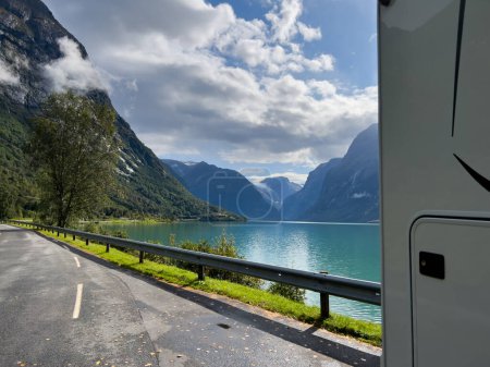 Foto de Autocaravana campista en Lovatnet valle del lago en el sur de Noruega en Europa - Imagen libre de derechos