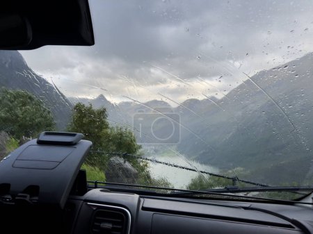 Téléchargez les photos : Vue de l'intérieur d'un camping-car par temps de pluie dans le fjord de Geiranger en Norvège - en image libre de droit
