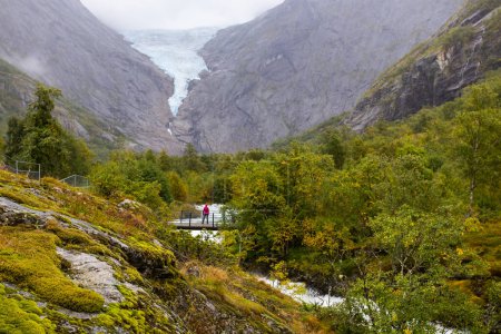 Foto de Mujeres jóvenes en el valle del glaciar Briksdal en el sur de Noruega en Europa - Imagen libre de derechos