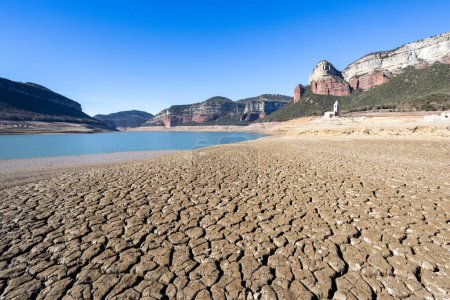 Falta de agua Sau embalse. El pantano está a niveles de agua muy bajos debido a la falta de lluvia. Desertificación, cambio climático, problemas ambientales. Barcelona, España. Febrero 2024