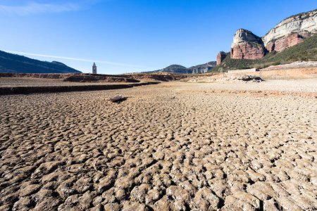 Falta de agua Sau embalse. El pantano está a niveles de agua muy bajos debido a la falta de lluvia. Desertificación, cambio climático, problemas ambientales. Barcelona, España. Febrero 2024