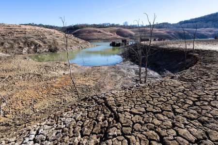Es fehlt an Wasser Sau Reservoir. Der Sumpf befindet sich aufgrund des fehlenden Regens auf einem sehr niedrigen Wasserstand. Wüstenbildung, Klimawandel, Umweltprobleme. Barcelona, Spanien. Februar 2024