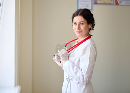 Foto de Retrato de una joven neuróloga o profesora sosteniendo un estetoscopio. Retrato de una hermosa cirujana en el hospital. Consulta médica - Imagen libre de derechos