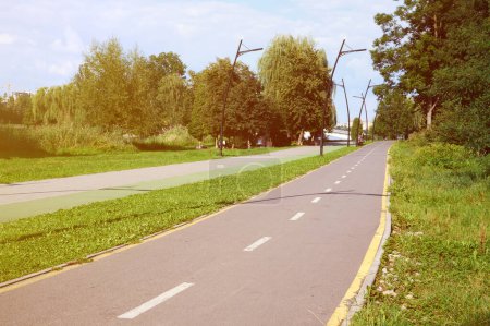 Téléchargez les photos : Jogging et pistes cyclables dans un parc avec de belles marques par une journée ensoleillée - en image libre de droit