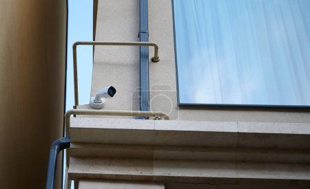 Téléchargez les photos : Caméra de sécurité extérieure. Caméra de sécurité sur la façade du bâtiment - en image libre de droit