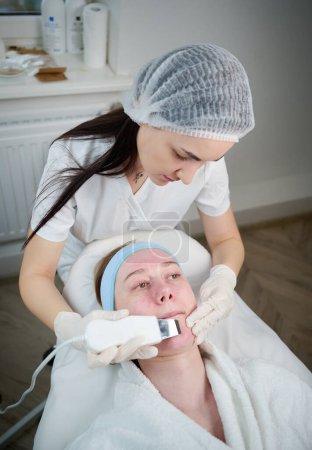Photo for Close up view of skin cleaning and facial peeling procedure in beauty clinic. Deep pore cleansing treatment - Royalty Free Image