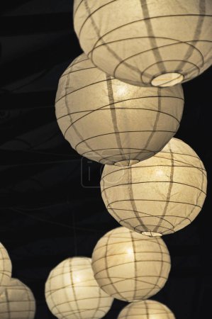 Foto de Pelotas de papel brillante linterna en la noche luz cálida - Imagen libre de derechos